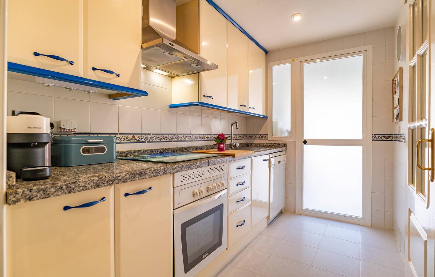 Apartamento vacacional entero, Playa Ancha Retiro con Piscina y WiFi in Playa Gaviotas, Manilva