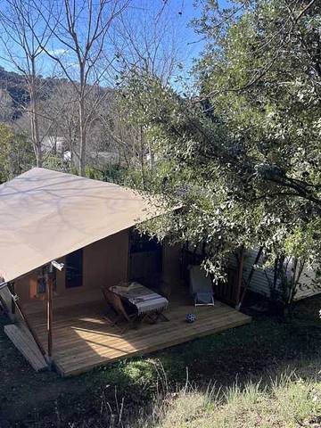 Tente pour 4 personnes, avec terrasse dans l' Aude