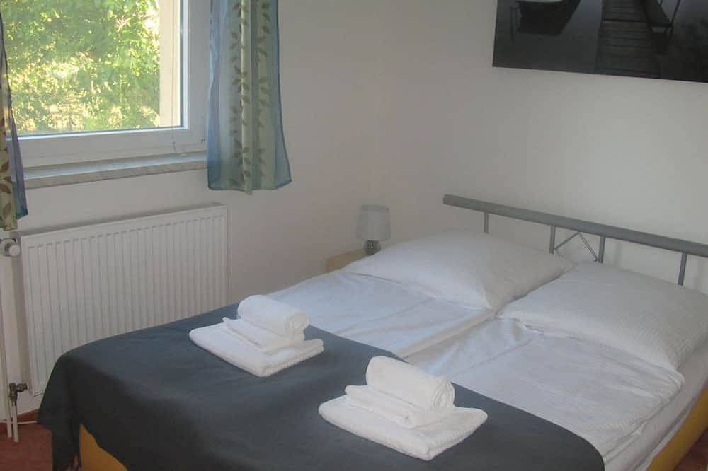 Ganze Wohnung, Kinderfreundliche Ferienwohnung mit Terasse, 800m bis zum Strand in Groß Schwansee, Kalkhorst