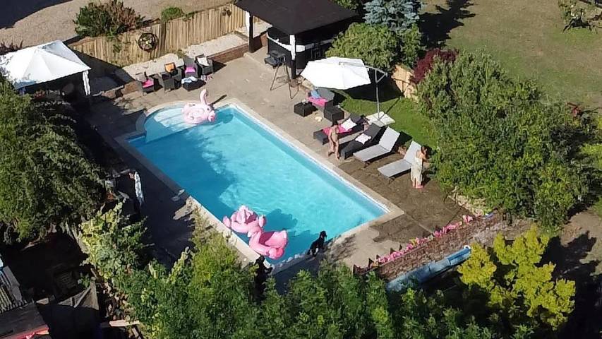 Casa de familia para 2 personas, con piscina además de jacuzzi y jardín, Se admiten mascotas - 1