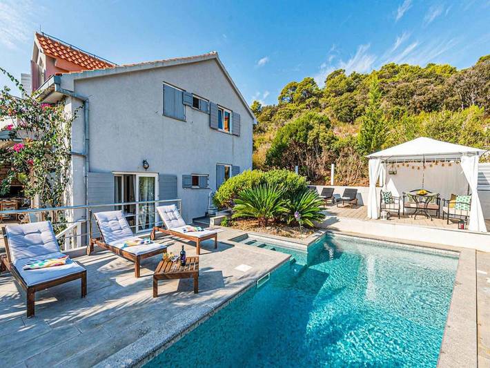 Ferienhaus für 14 Personen, mit Balkon und Terrasse sowie Garten und Pool