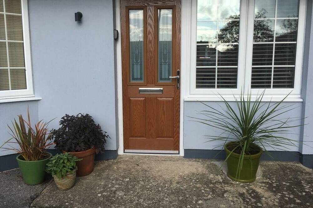 Entire apartment, Luxury 1 Bed  Flat  With Garden  - 2 Mins Walk To River  -  Dog Friendly in Bournemouth, South West England