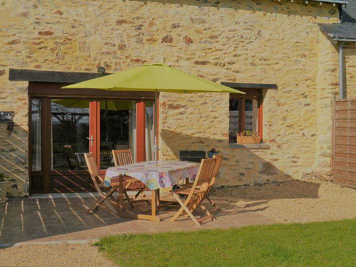 Gîte pour 4 personnes, avec jardin ainsi que terrasse et piscine à Montreuil-sur-Maine