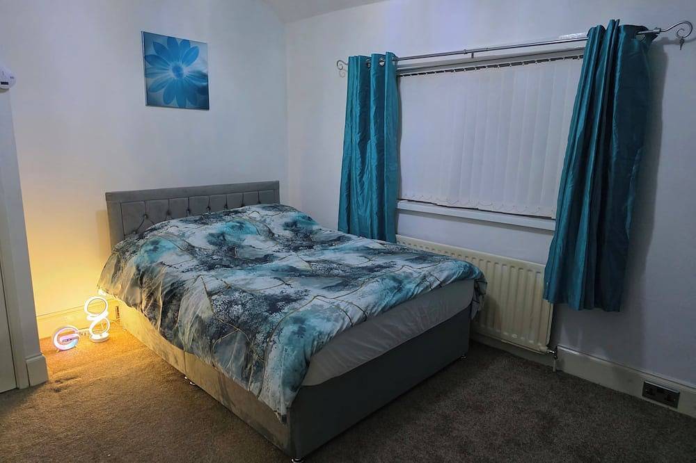 Spacious 3 Bed 2 Baths Free Wifi Central Location in Middlesbrough, North East England