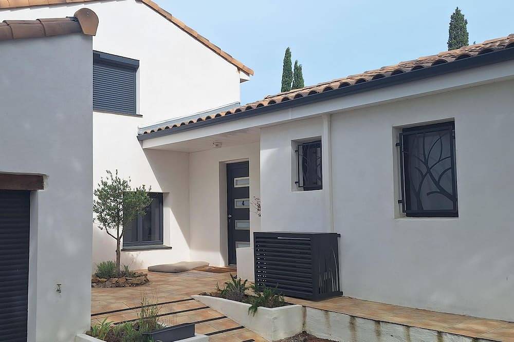 Between the sea and the mountains, a quiet independent room with a view! in Neffiès, Costa mediterránea (Francia)