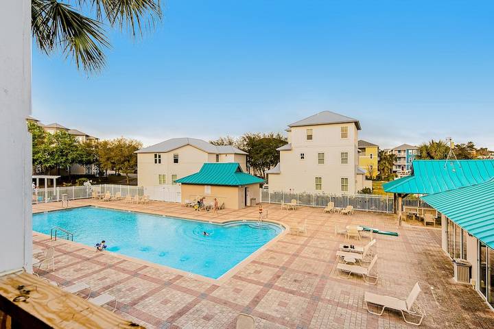 Vacation rental for 8 people, with balcony and pool in Blue Mountain Beach