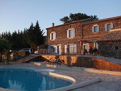 Cottage pour 16 personnes, avec jardin et piscine ainsi que sauna et vue, animaux acceptés à Saint-Laurent-sous-Coiron