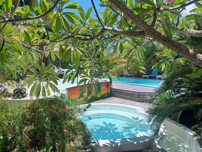 Bungalow pour 6 personnes, avec terrasse ainsi que jardin et piscine