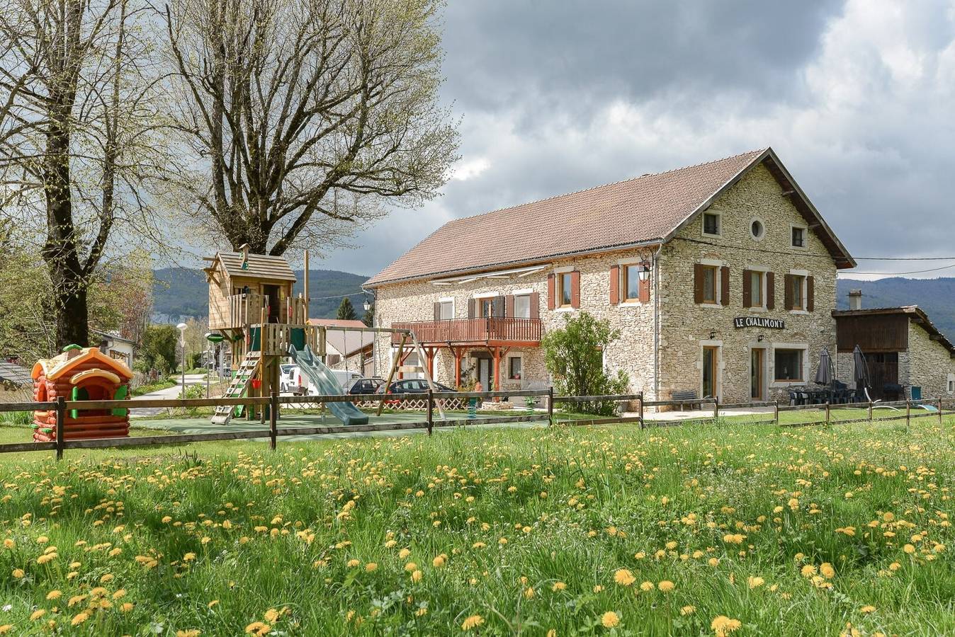 Gîte Le Chalimont: casa vacacional con vistas a la montaña, jardín compartido y Wi-Fi in Saint-Julien-en-Vercors, Parc naturel régional du Vercors