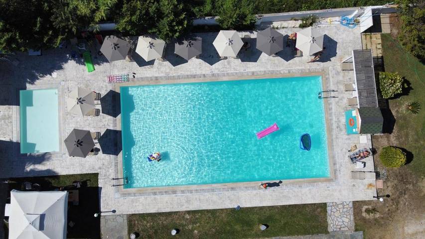 Apartahotel para 8 personas, con piscina además de jardín y vistas en Corfú
