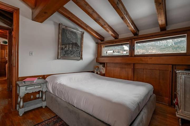 Apartamento entero, Guesthost - Charming 45 sqm apartment, with fine wooden finishes and mountain view, ideal for two guests, located on the 4th floor of a characteristic building. The property is located in the heart of Cortina, along the famous Corso Italia, a 7-minute wa in Cortina d'Ampezzo y alrededores, Dolomiti Superski