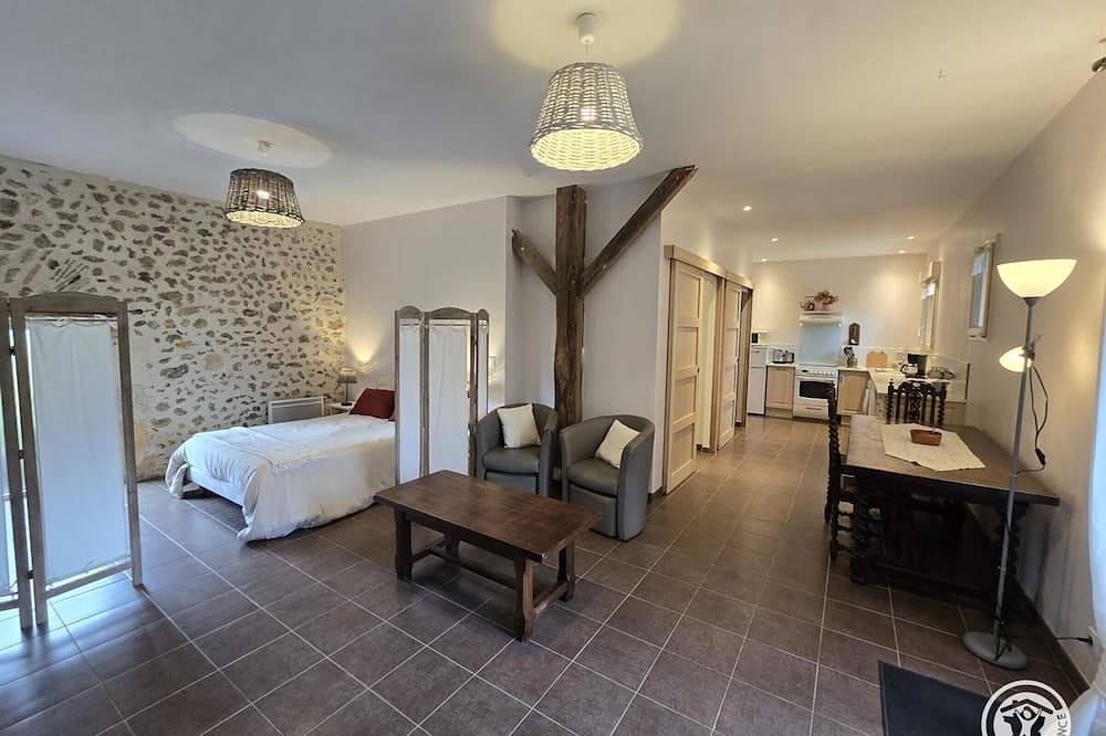 Appartement entier, Gîte paisible avec jardin privé et animaux acceptés in La Douze, Périgord Blanc