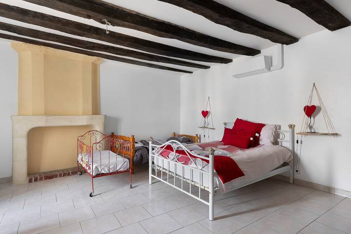 Chambre Rouge 20m² Sdb Privée avec brunch in Hommes, Région de Tours