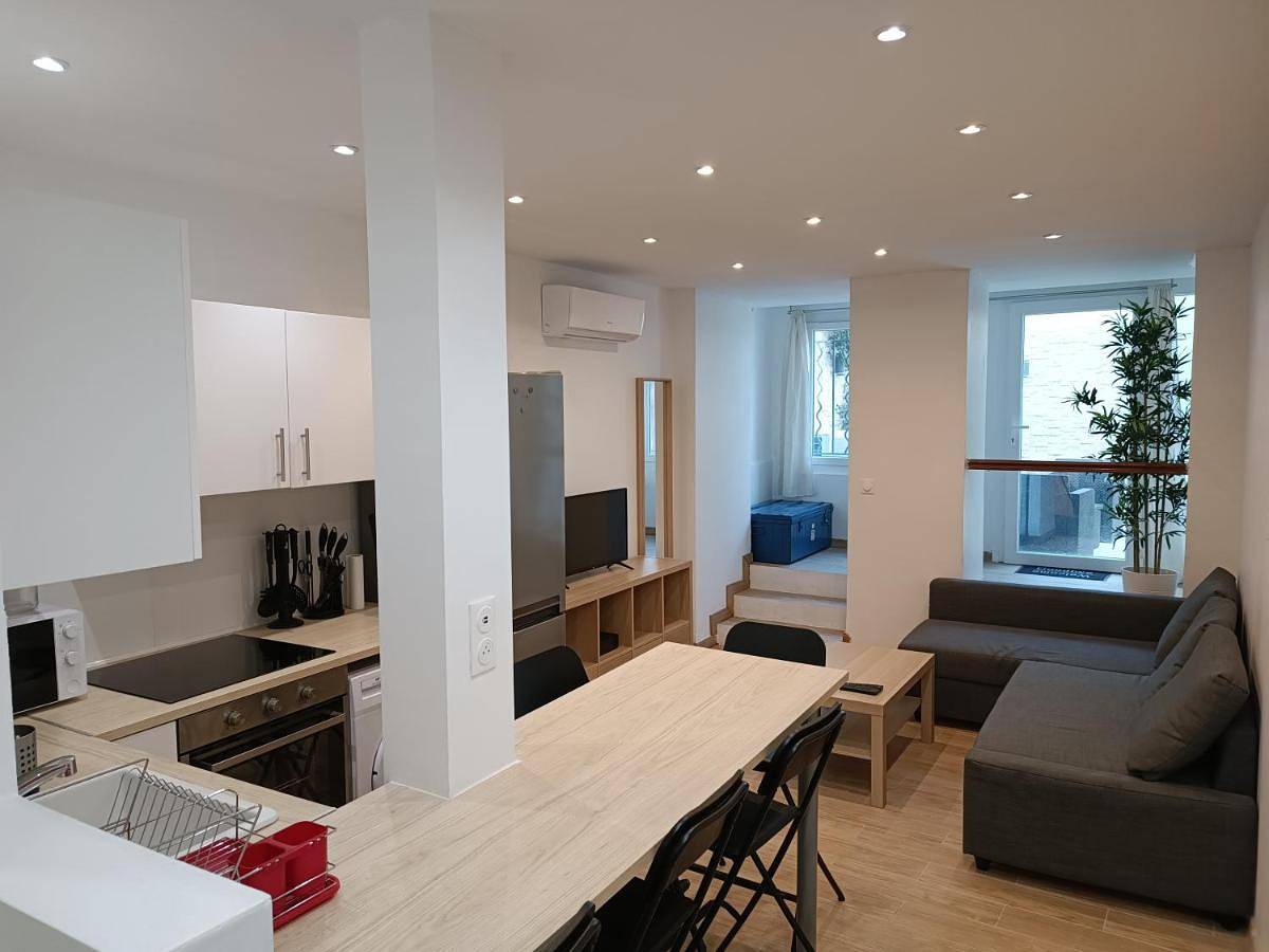 Appartement entier, T3 rénové avec cour, Intra Muros Avignon in Avignon, Vaucluse