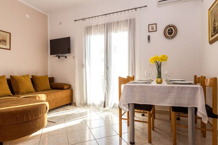 Ferienwohnung für 2 Personen, mit Balkon/Terrasse und Pool in Zadar (Kommun)