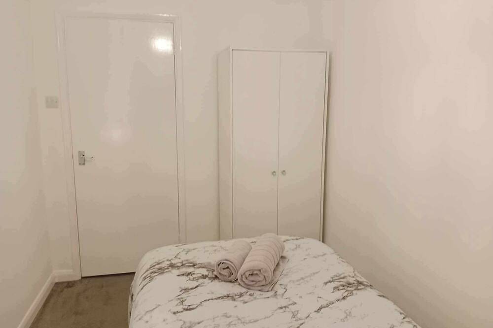 Monmouth House Aylesbury Premier Quality Accommodation Sleeps Up to 6 Guests in Aylesbury, Buckinghamshire