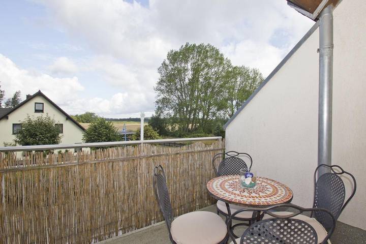 Ganze Wohnung, Strandnahe 2-Raum-Ferienwohnung mit Balkon - Strandhaus Mönchgut Fewo 10 in Lobbe Strand, Mönchgut