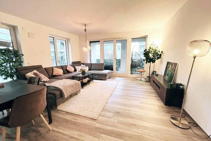 Appartamento intero, Luxury 71m² High-Rise Retreat at Henninger Tower | Balcony & City Views in Francoforte, Hesse del Sur