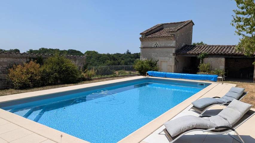 Gîte pour 2 personnes, avec Terrasse et Jardin ainsi que Piscine et Vue à Villeneuve-sur-Vère
