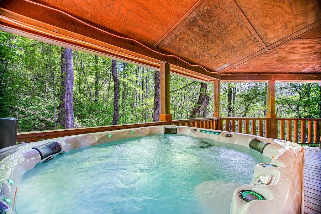Beautiful dog-friendly mountain house w/new private hot tub, firepit, Wifi, deck in Jackson County