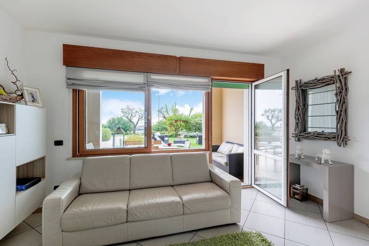 Ganze Wohnung, Luxuriöse Ferienwohnung mit Seeblick, gemeinschaftlich genutztem Pool & Wlan in Manerba del Garda, Gardasee-Berge
