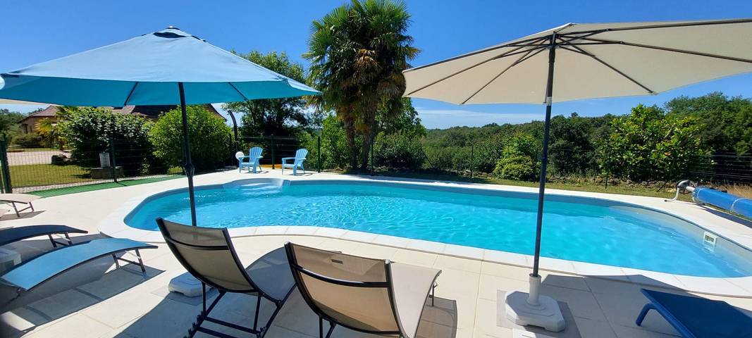 Gîte pour 6 personnes, avec terrasse ainsi que piscine et jardin