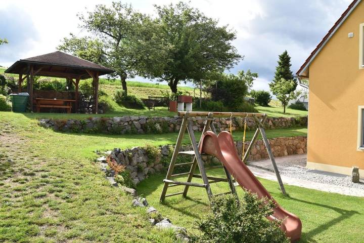 Villa für 6 Personen, mit Ausblick und Pool sowie Garten in Bayern - 4