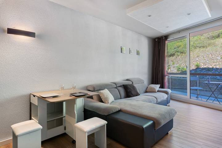 Apartamento entero, Apartamento Refugio de las Tribus: vistas a la montaña, jardín común y balcón privado in Villard-de-Lans, Parc naturel régional du Vercors