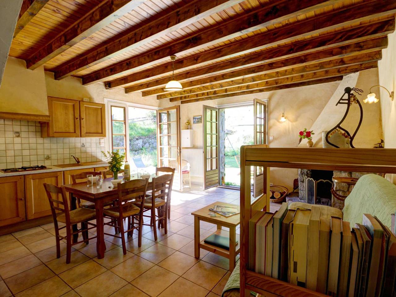 Gîte spacieux avec cheminée et terrasse en forêt, animaux acceptés in La Versanne, Parc Naturel Régional du Pilat