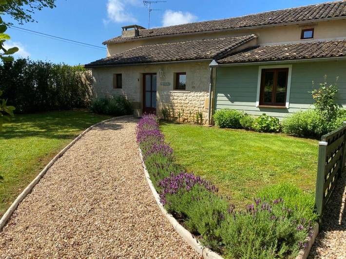 Gîte pour 4 personnes, avec piscine, adapté aux familles
