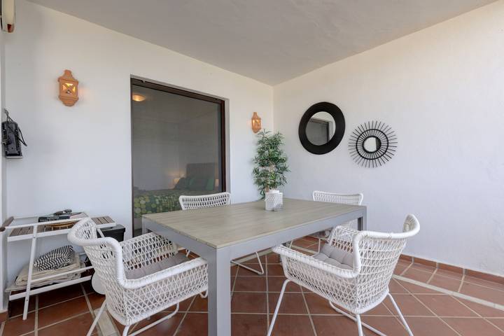 Ganze Wohnung, Ferienwohnung '2 Schlafzimmer mit Blick' mit Meerblick, Wlan und Klimaanlage in Los Arqueros Golf and Country Club, Benahavís