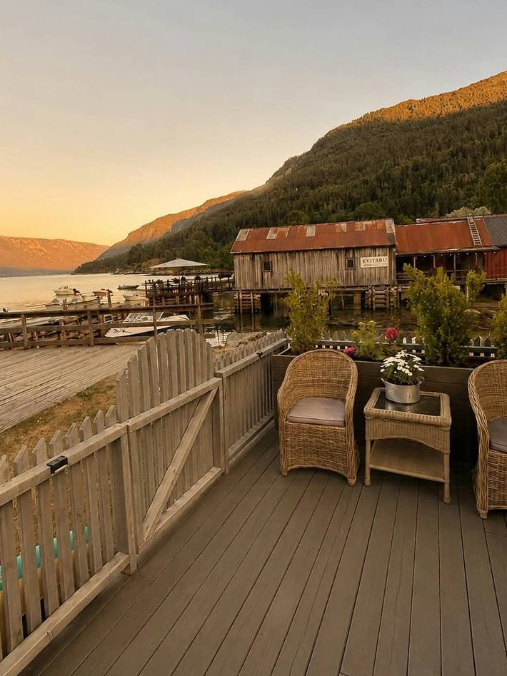 Historisches Haus am Fjord in Solvorn in Sognefjord