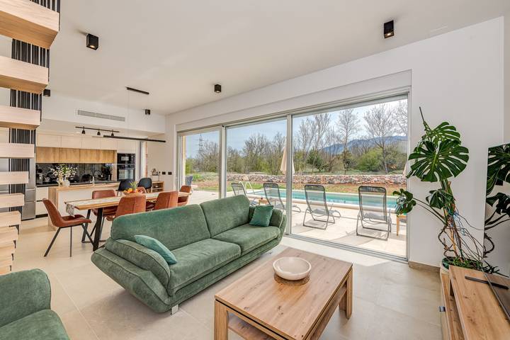 Ferienhaus für 8 Personen, mit Balkon/Terrasse und Pool - 1