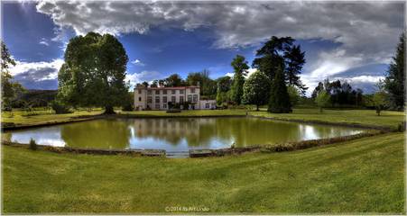 Château pour 12 personnes, avec piscine et vue sur le lac ainsi que terrasse et jardin, animaux acceptés dans le Puy-de-Dôme