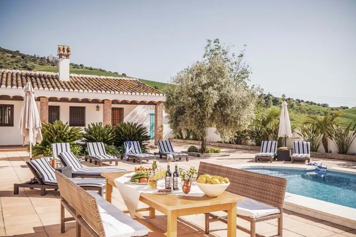 Casa de vacaciones para 8 personas, con vistas además de jardín y piscina - 1