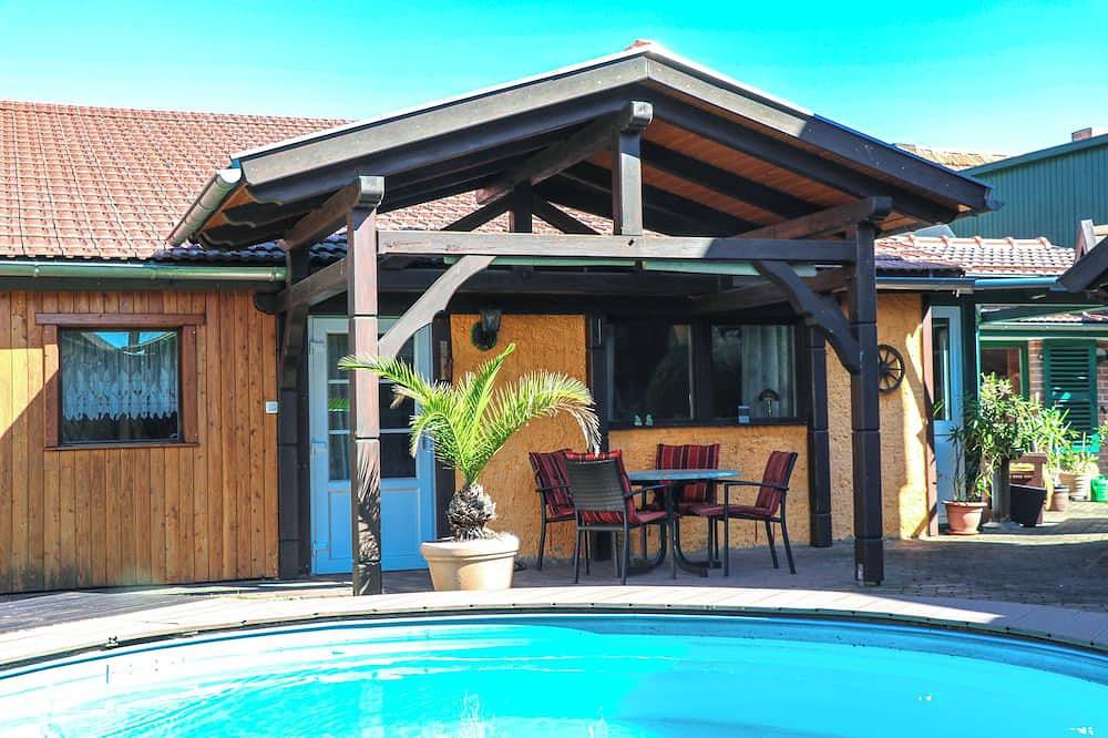 Ganze Wohnung, Ferienhaus Familija mit überdachter Terrasse, Pool und Sauna in Straupitz in Straupitz, Dahme-Spreewald