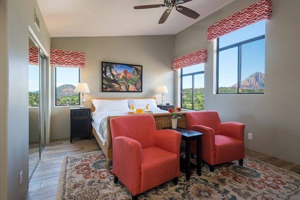 Uptown-Epic Views-Hot Tub-3 King Beds-Walk to Town in Sedona, Oak Creek Canyon