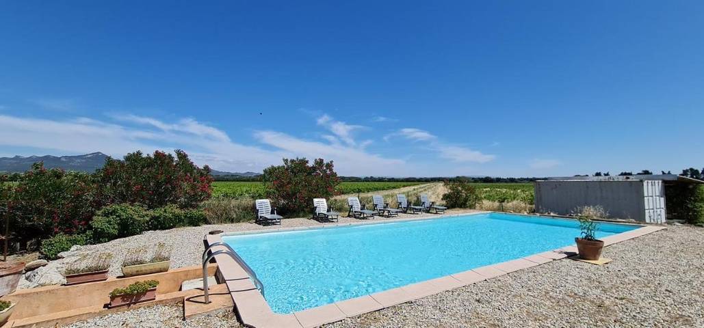 Location de vacances pour 2 personnes, avec vue ainsi que terrasse et piscine à Jonquières - 2