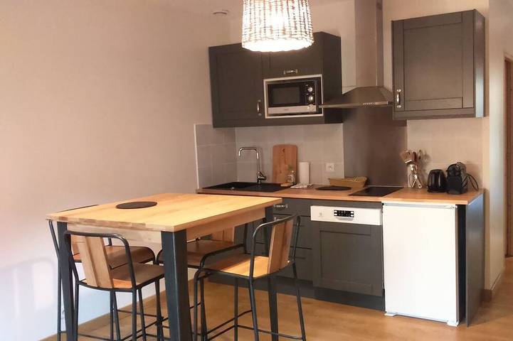 Gîte pour 4 personnes, avec jacuzzi et jardin à Espinchal - 2