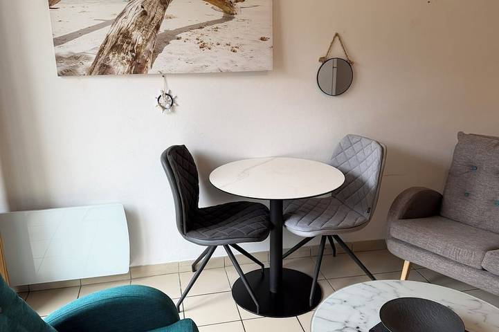 Entire apartment, Ouistreham, near the beach and downtown, a 38 m² furnished one-bedroom apartment in a quiet location—ideal for vacations. in Ouistreham, Caen region
