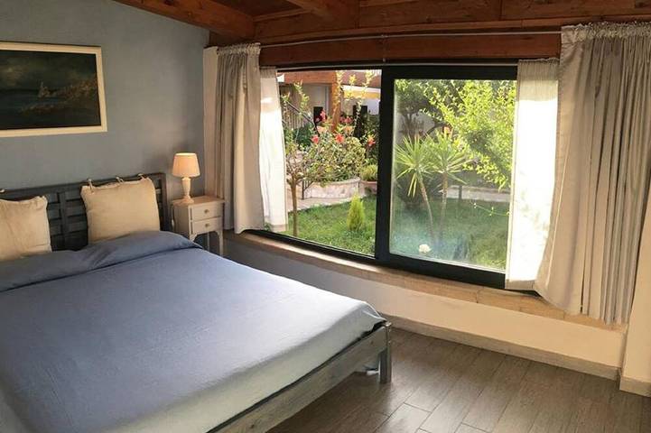 Gîte pour 4 personnes, avec Jacuzzi et Terrasse ainsi que Jardin et Piscine