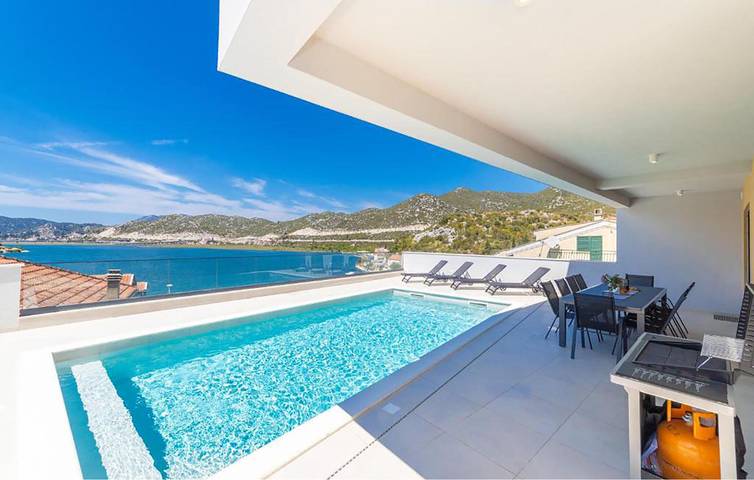 Apartment am Meer mit Pool, Terrasse und WLAN in der Nähe der Neretva in Rogotin, Dubrovnik-Neretva