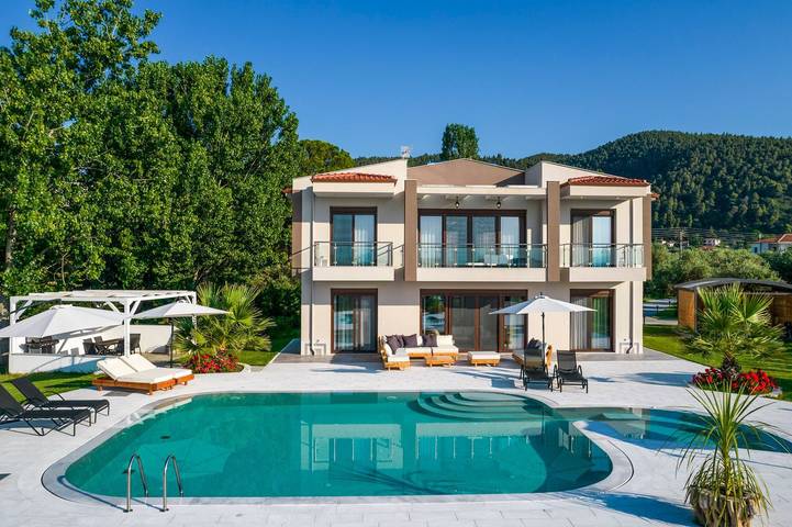 Ferienhaus für 8 Personen, mit Balkon und Whirlpool sowie Terrasse und Garten