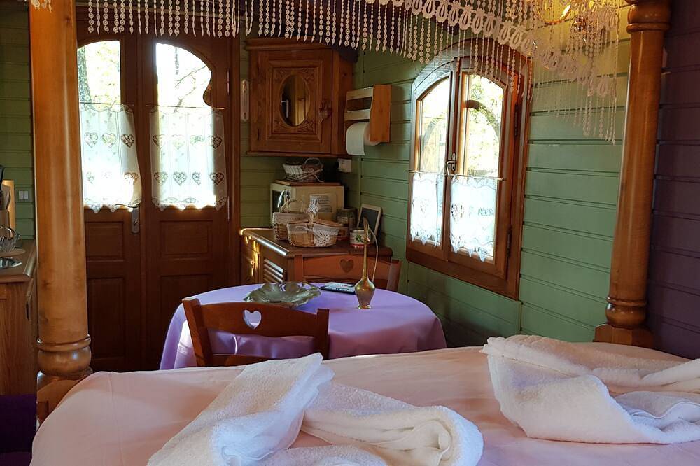 \"Au Bois Cheri\" La Roulotte Ferienhaus, Pool / Whirlpool in Bussac-Forêt, Jonzac und Umgebung