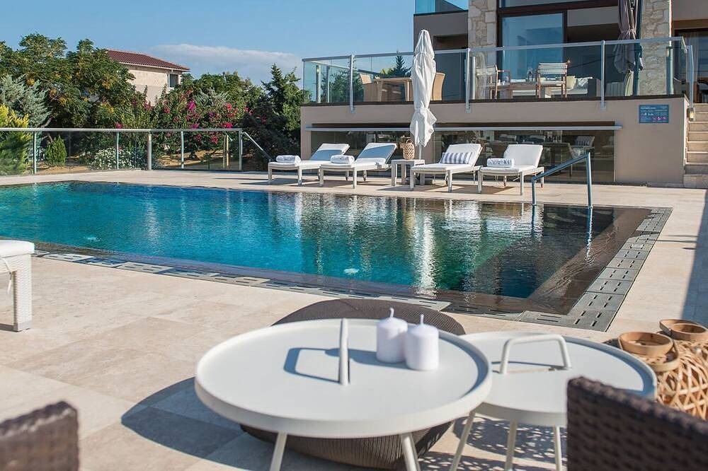 Exceptional villa with pool on the seafront in Chorafakia, Akrotiri (Chania)