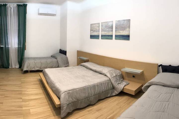 Entire apartment, CasaCondo @Flora: Relax in a Spacious Condo with Jacuzzi - Your Naples Getaway in Torre del Greco, Vesuvio National Park
