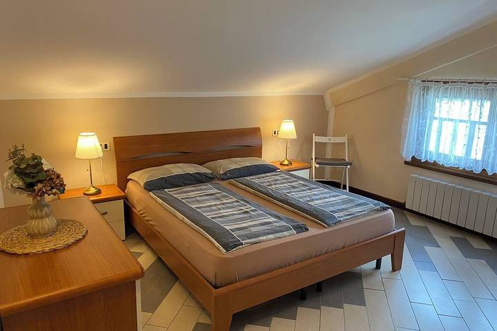 Ganze Wohnung, Right on the lake, view of the lake and mountains, 200m to shop in Idro, Gardasee-Berge