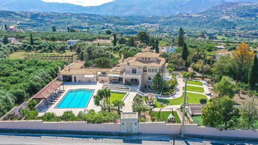 Vacation rental for 10 people, with yard in Crete