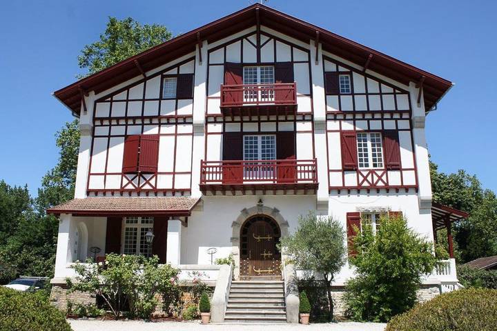 Villa pour 18 personnes, avec terrasse et jacuzzi ainsi que sauna et jardin à Soustons