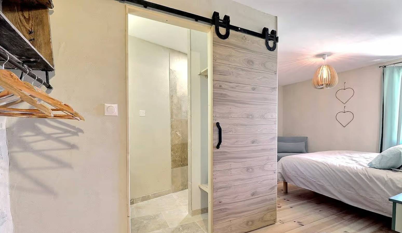 Chambre d’hôtes « Côté Cour » avec grande cour partagée et Wi-Fi in Saint-Remèze, Privas